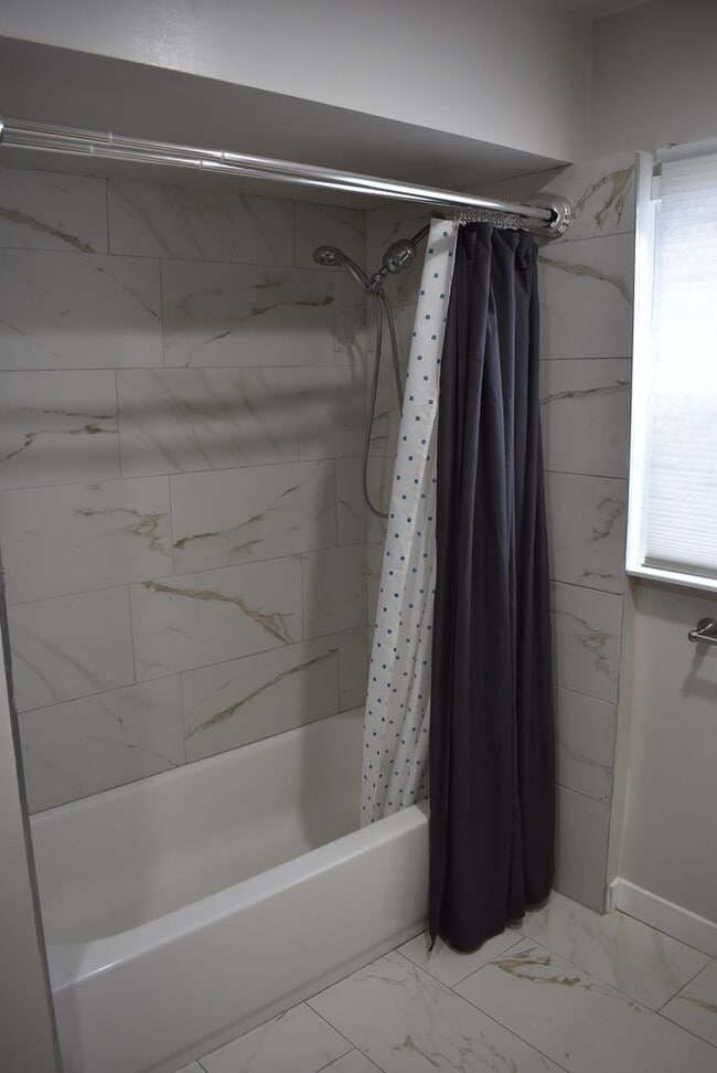 Building Photo - 3 Bedroom 1 Bath Upgraded Home with Large ...