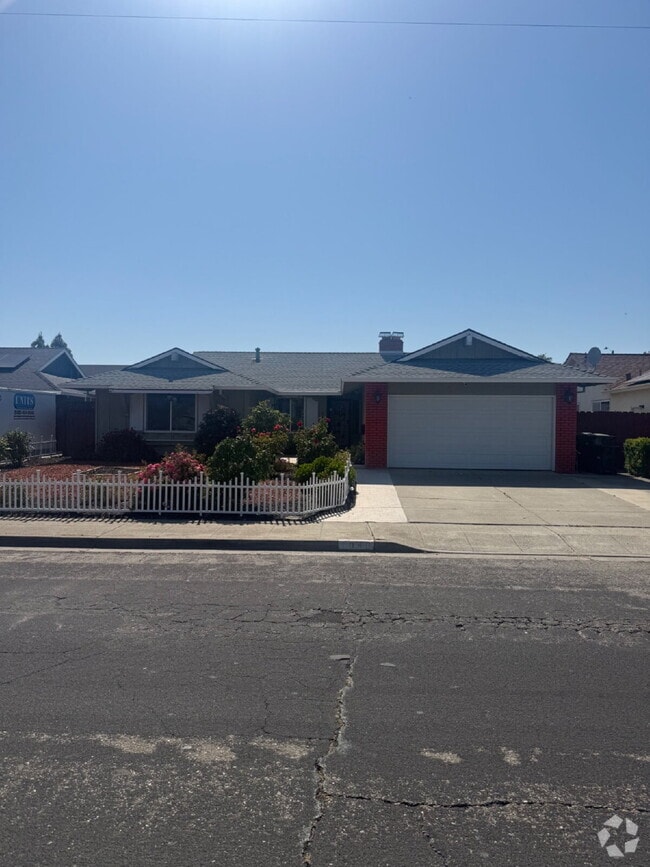 Building Photo - Charming 4 bedrooms and 2 full bathrooms L...