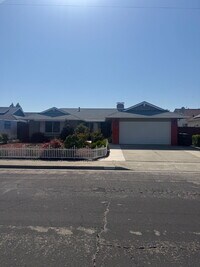 Building Photo - Charming 4 bedrooms and 2 full bathrooms L...