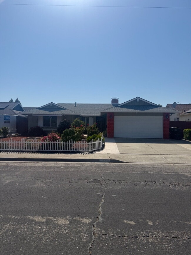 Building Photo - Charming 4 bedrooms and 2 full bathrooms L...
