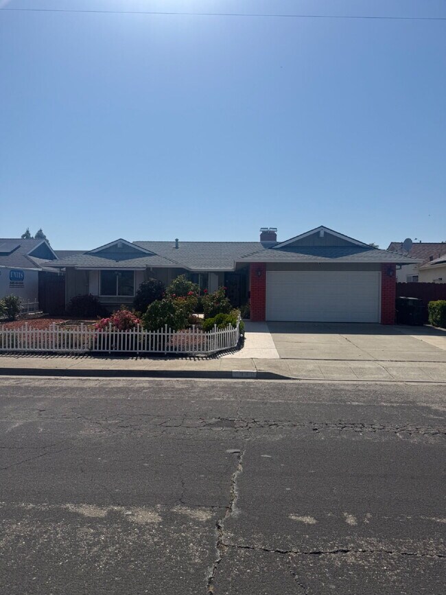 Primary Photo - Charming 4 bedrooms and 2 full bathrooms L...