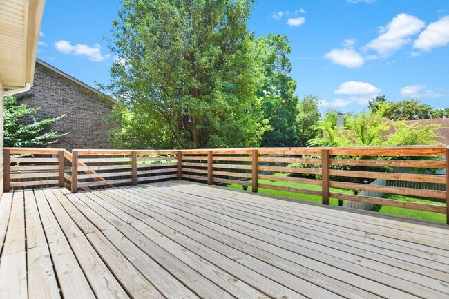 Building Photo - Pet Friendly Three Bedroom!