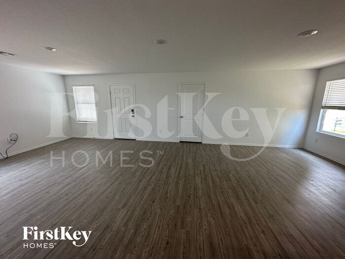 Building Photo - 2408 Lake Hls