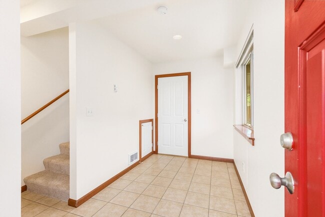 Building Photo - South Seattle 2 Bedroom 1.5 Bath Townhouse - 1 Car Garage