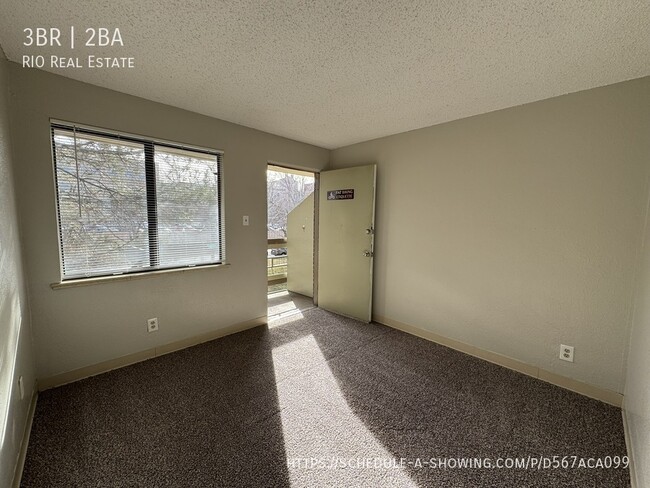 Building Photo - Spacious Split level 3 Bed/2 Bath Town hom...