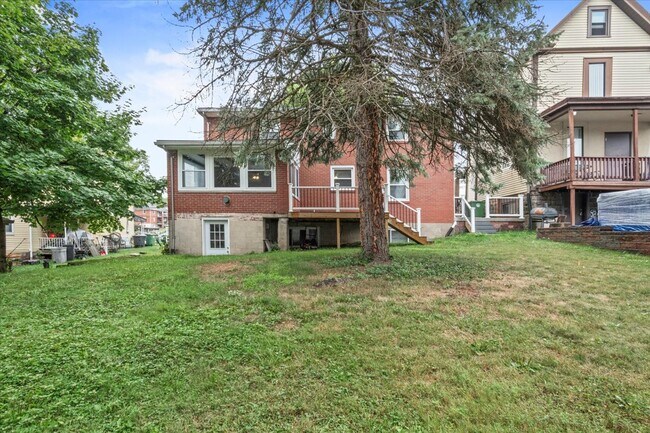 Building Photo - 3635 Poplar Ave