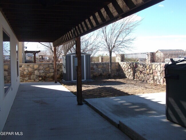 Building Photo - 1637 Land Rush St