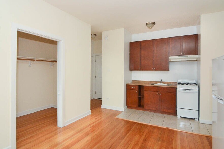 Building Photo - 2737 N Spaulding Ave