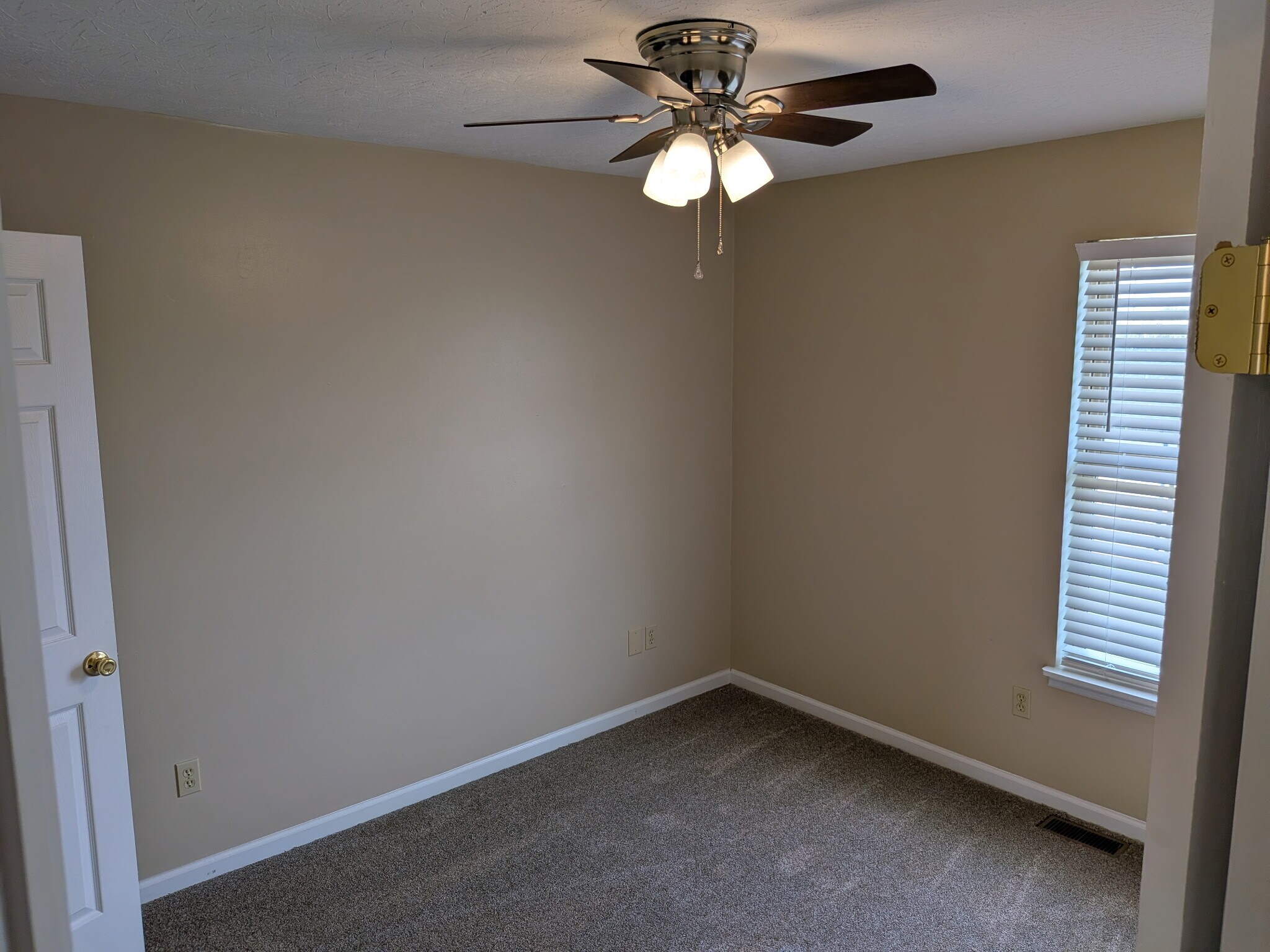 Building Photo - 907 Weeping Willow Dr