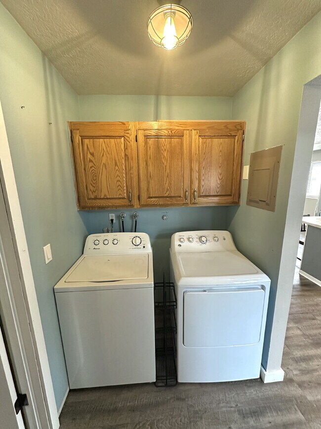 Building Photo - "Charming 2-Bed, 2-Bath Townhouse with Cozy Fireplace in Prime St. George Location!"