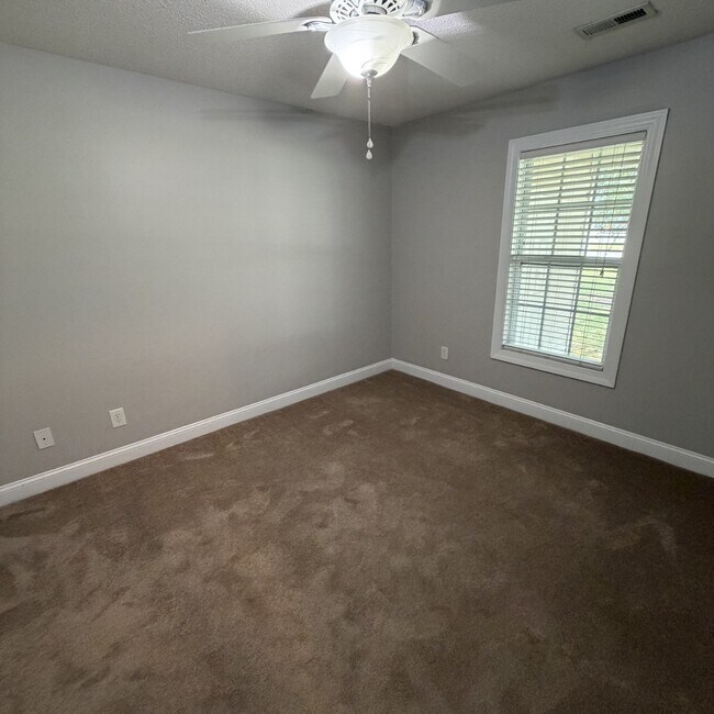 Building Photo - 2552 Saddleback Dr
