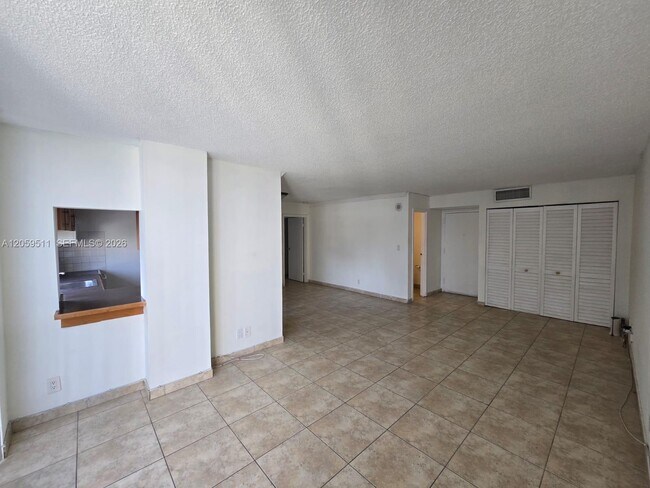 Building Photo - 17021 N Bay Rd