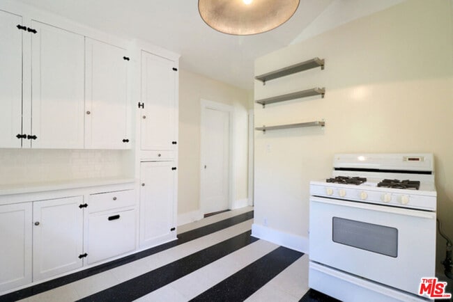 Building Photo - 523 N Gower St