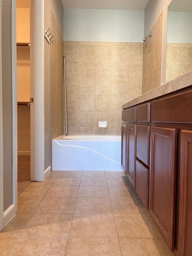 Building Photo - 427 Anchor Ln