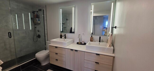 Building Photo - 1221 N Dearborn Pkwy