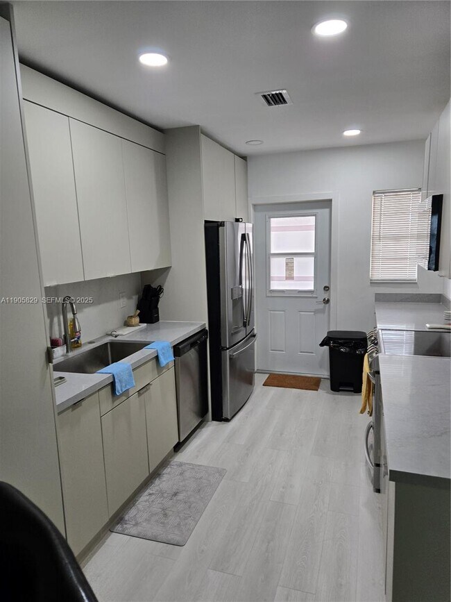 Building Photo - 251 NE 187th St