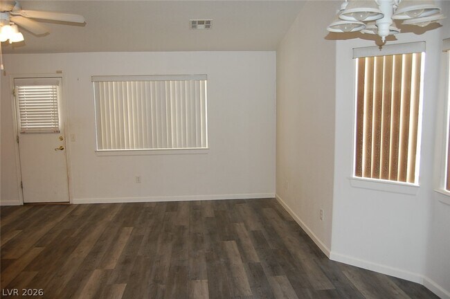 Building Photo - 4911 Ridgewood Dr