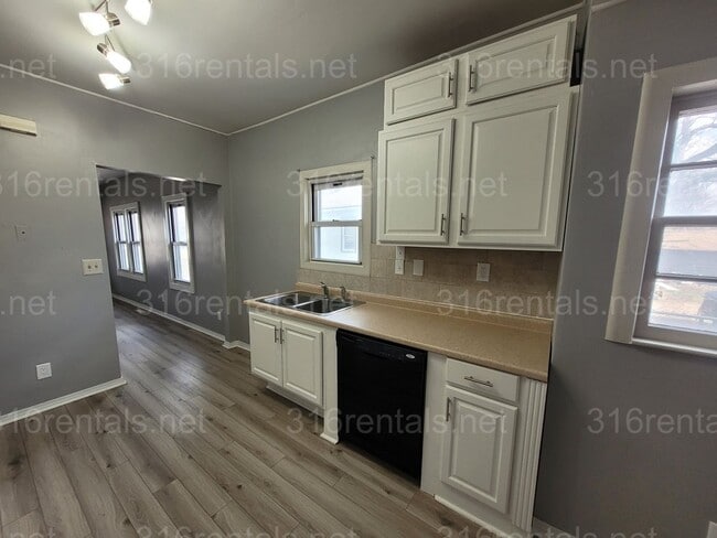 Building Photo - $1,300 - 3 bedroom 2 bath - Beautiful home...