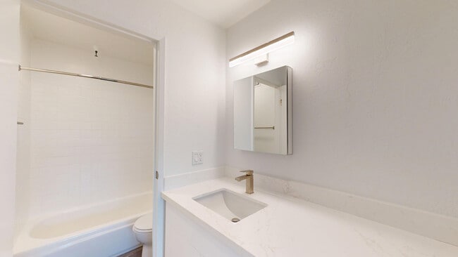 Building Photo - 2031 Castro St