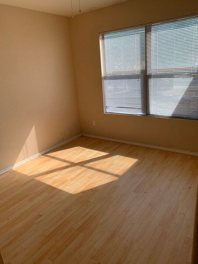 Building Photo - COMING SOON! Bright Open Floorplan in El Mirage