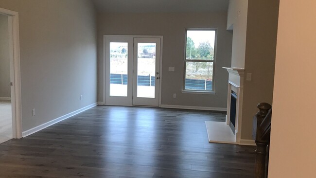 Building Photo - 3 BEDROOM TOWNHOME IN OAKWOOD!