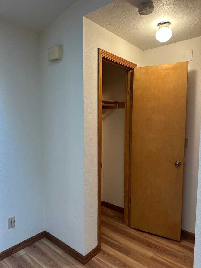 Building Photo - Updated SW Bend Home with Large Backyard!