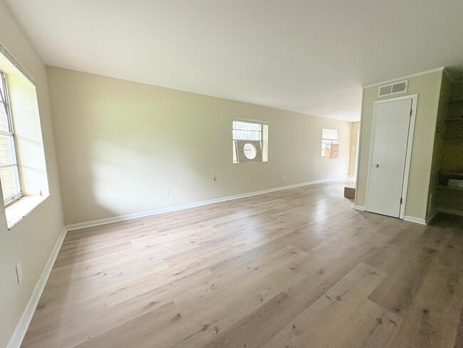 Building Photo - 828 Ingleside Ave