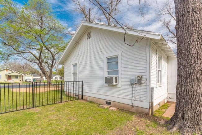 Building Photo - 57 Chalmers Ave