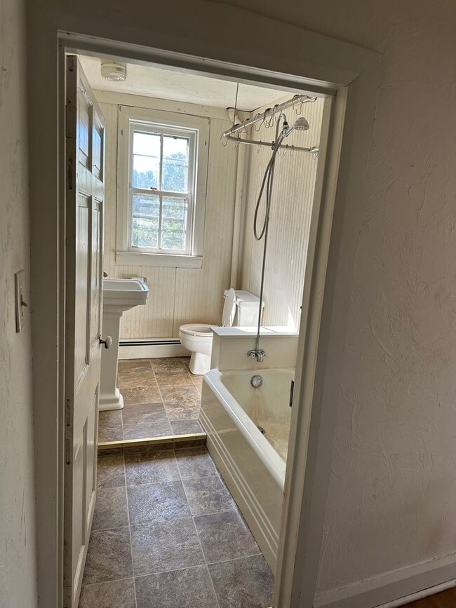 Building Photo - Historic Gettysburg Farmhouse!!