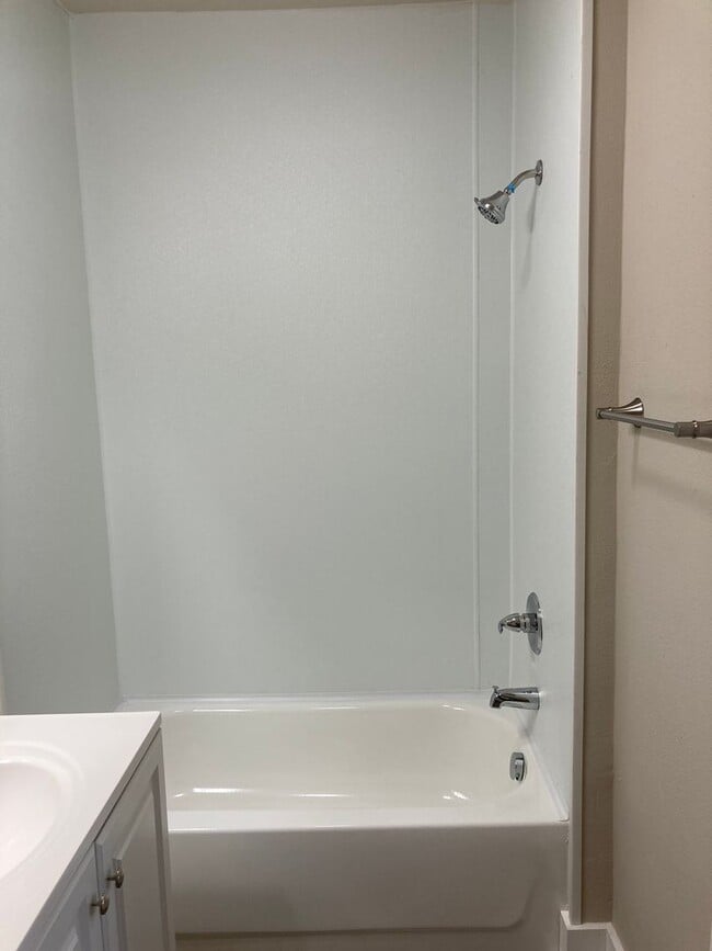 Building Photo - 1 Bedroom Fully Remodeled