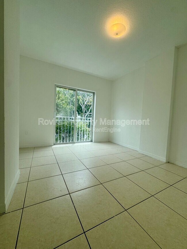 Building Photo - 498 SW 6th St