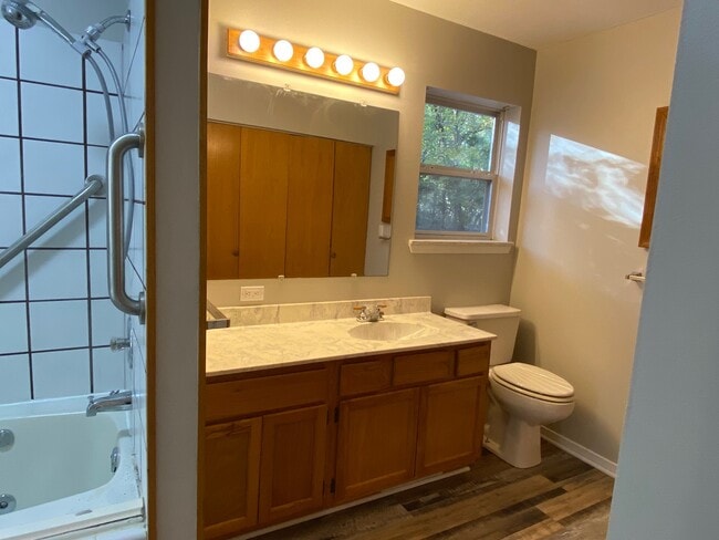 Building Photo - 1207 Red Bud Ave