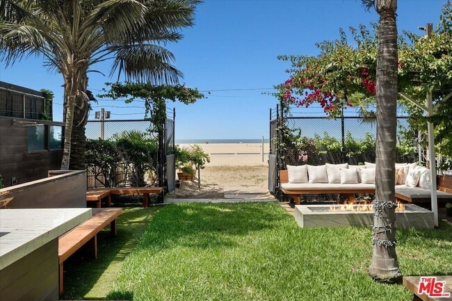 Building Photo - 936 Palisades Beach Rd