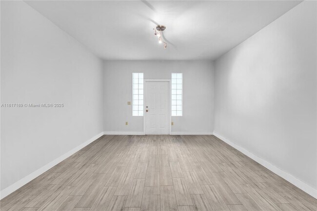 Building Photo - 1622 Bay Rd