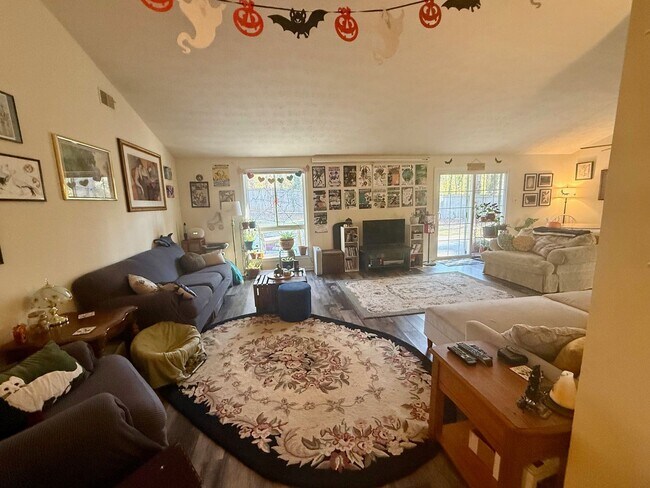 Building Photo - Eastside Home in Quiet Neighborhood