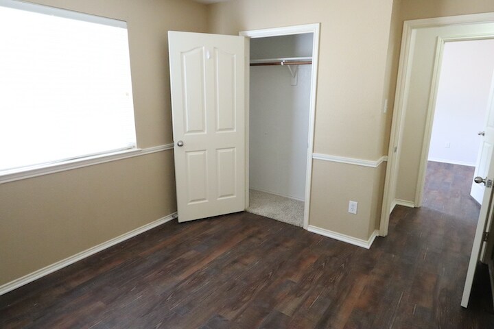 Building Photo - 1000 Warbler Ln