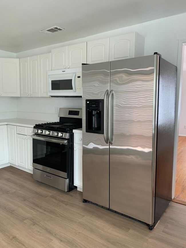 Building Photo - Spacious 2 bedroom