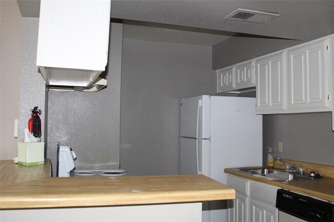 Building Photo - 6001 Reims Rd