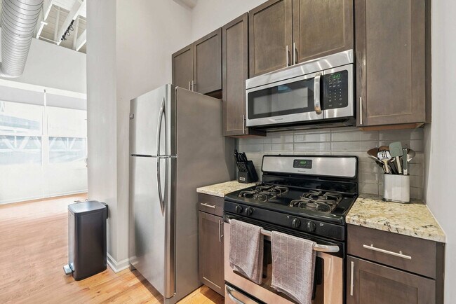 Building Photo - 1550 N Damen Ave
