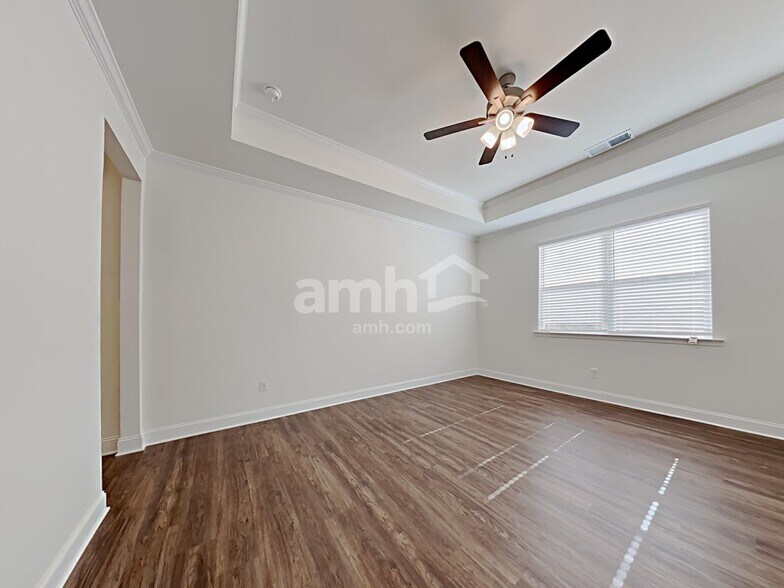 Building Photo - 5250 Valley Dr