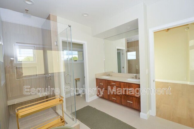 Building Photo - 1154 Essex Way