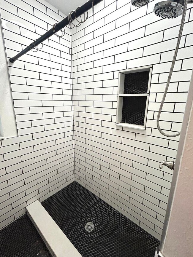 Building Photo - 3 bedroom 1 bath home with a large yard an...
