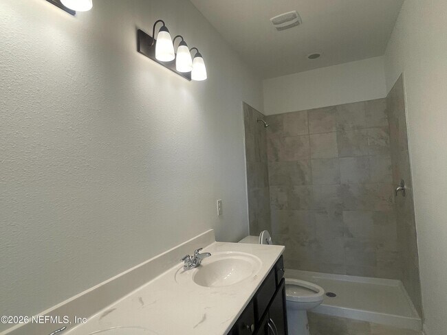 Building Photo - 40 Pinebury Ln