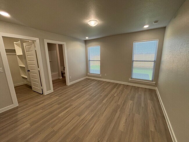 Building Photo - Pre leasing for July, Bell farms!
