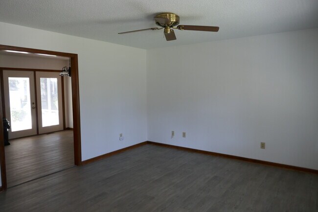 Building Photo - 368 Country Club Rd