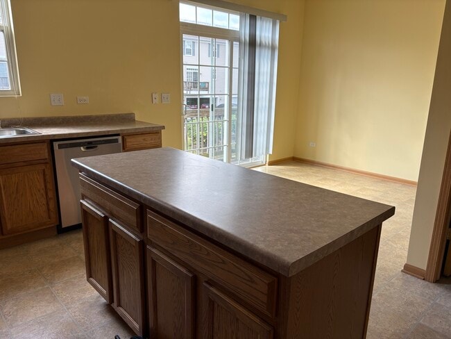 Building Photo - 250 S Alder Creek Dr