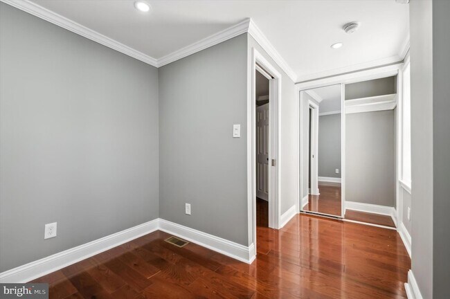 Building Photo - 2033 N Mascher St