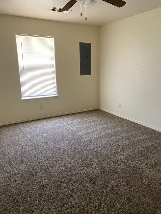Building Photo - Duplex with Double Car Garage