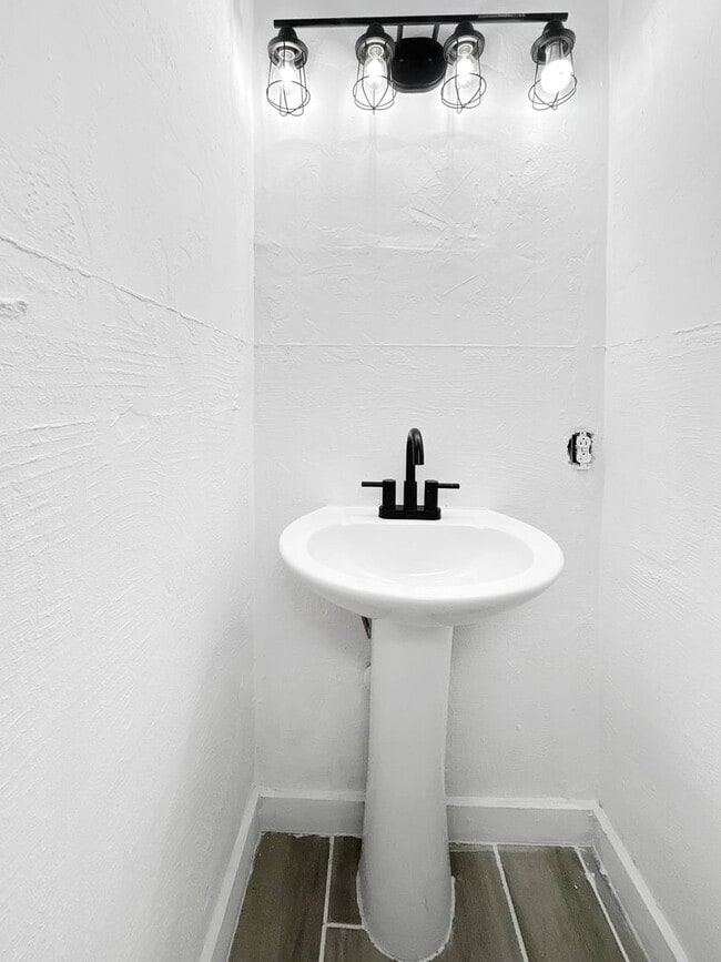 Building Photo - Beautiful Seminole Home with Large, Fully Fenced Backyard! | 3beds/1.5bath