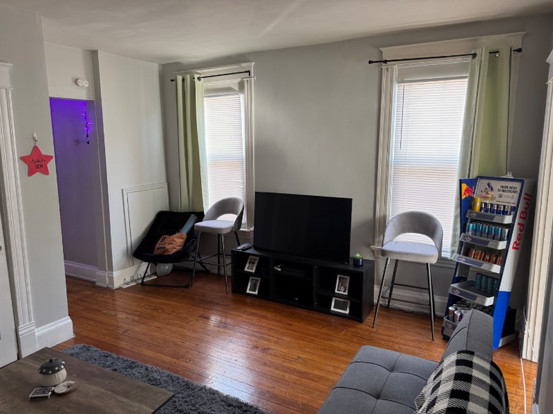 Building Photo - 420 Ada St